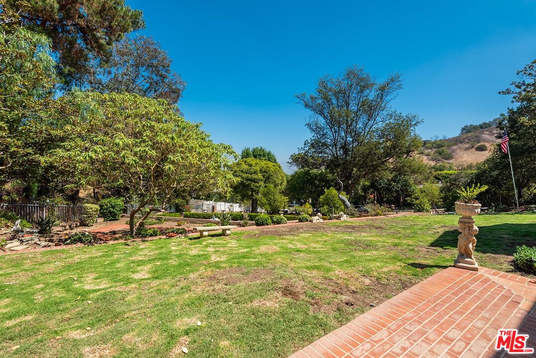 12334 Viewcrest Road Studio City, CA 91604 - Photo 8 of 21 Gallery Image 8
