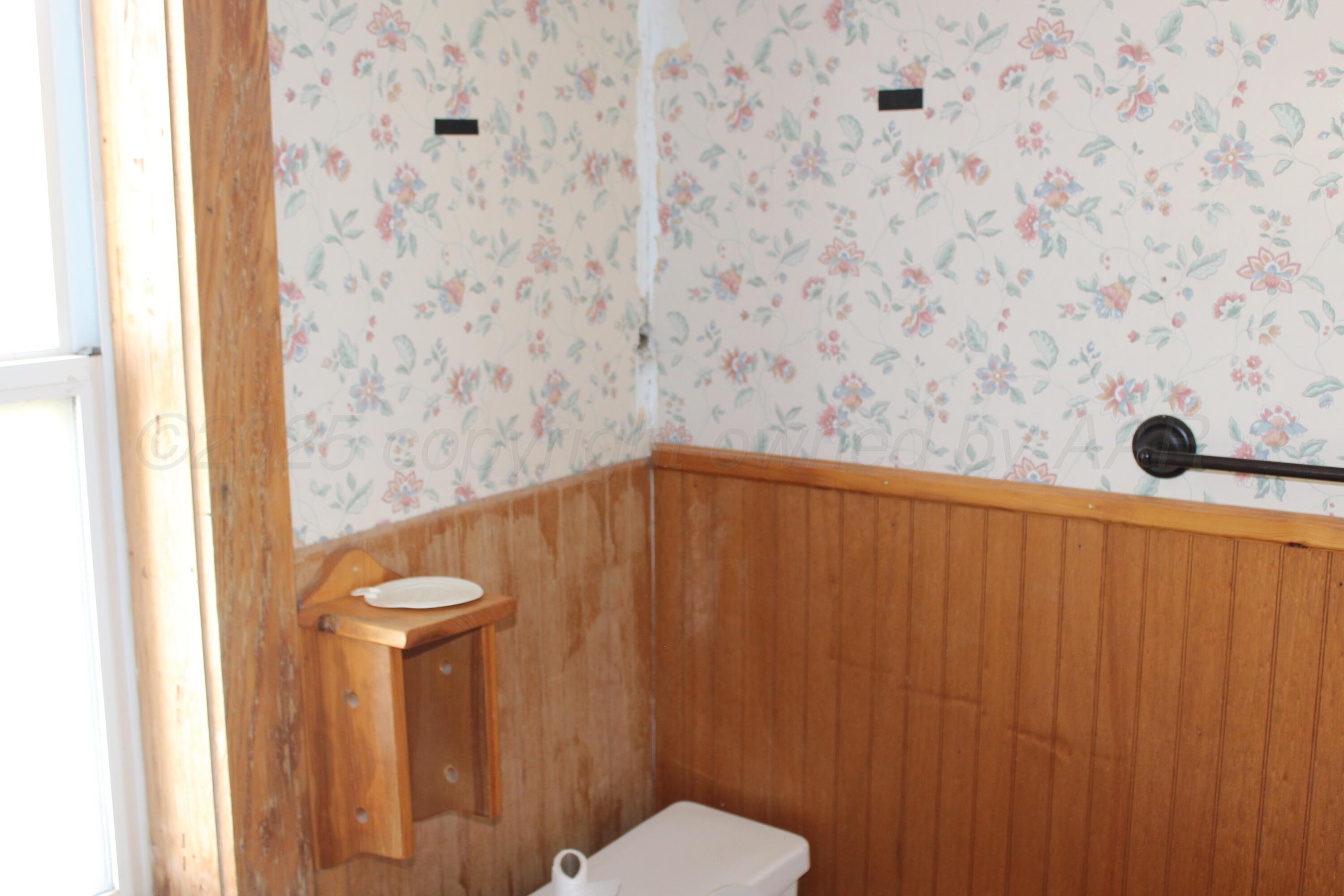 14330 Broome Road Memphis, TX 79245 - Photo 29 of 63 a bathroom with a shower curtain