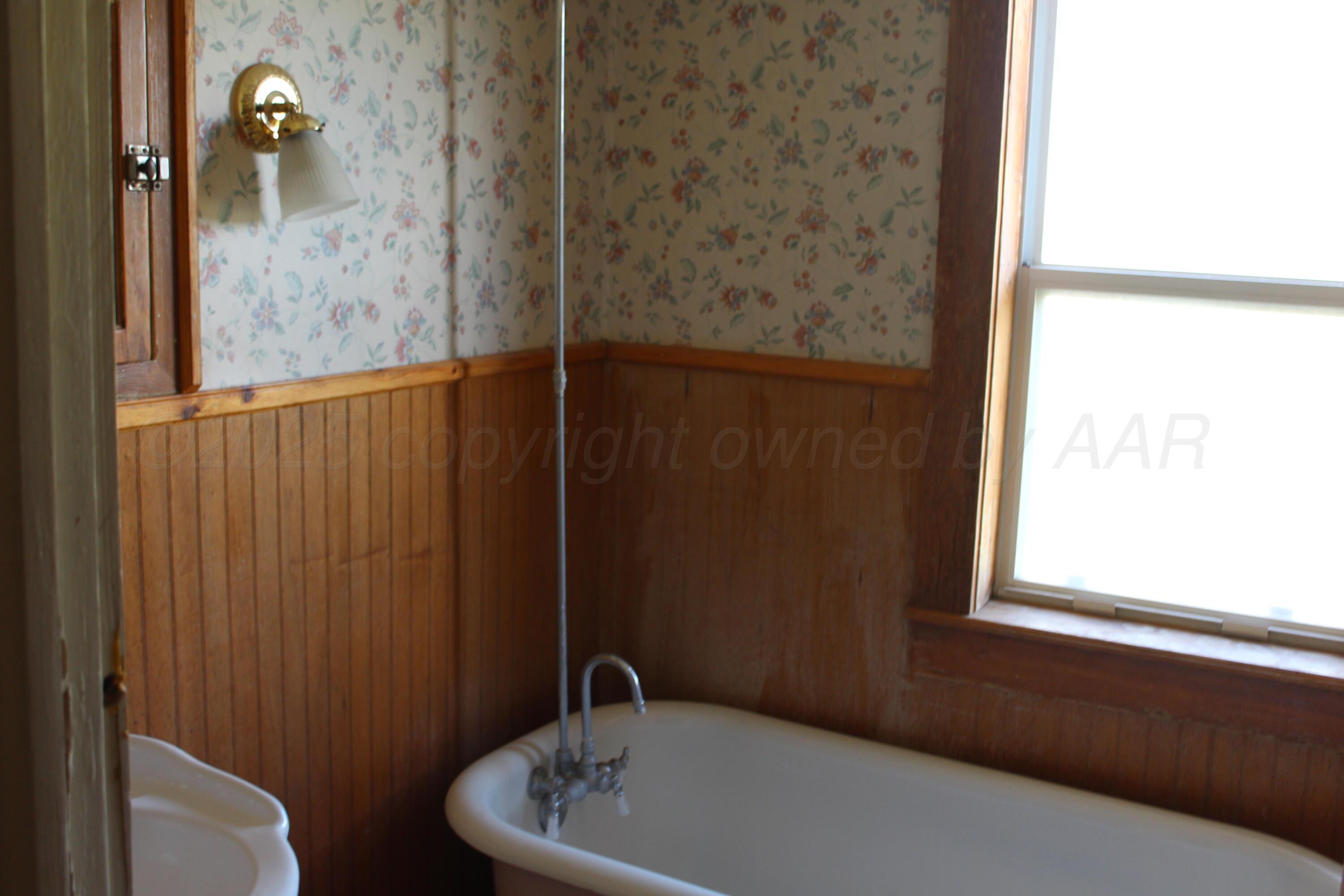 14330 Broome Road Memphis, TX 79245 - Photo 32 of 63 a bathroom with a bathtub