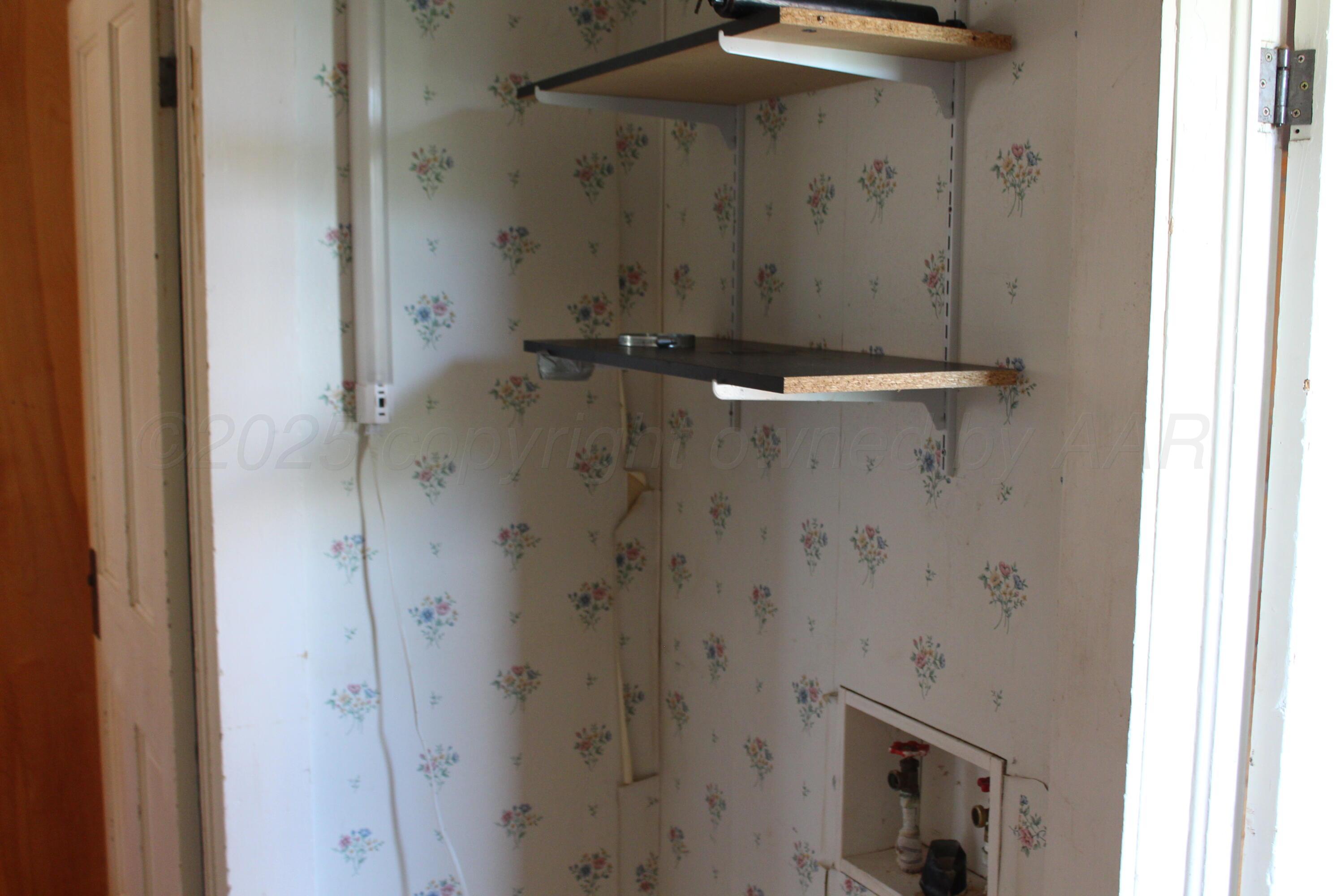 14330 Broome Road Memphis, TX 79245 - Photo 36 of 63 a bathroom with a shower