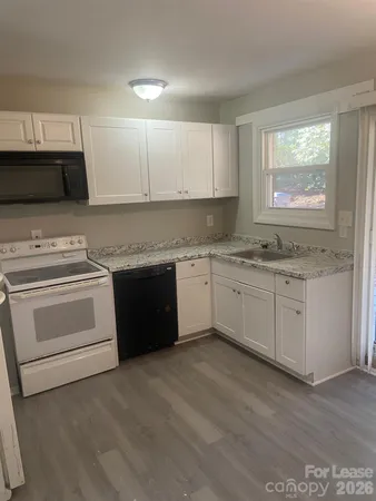 $1,300 | 526 Blendwood Drive, Charlotte, NC 28215