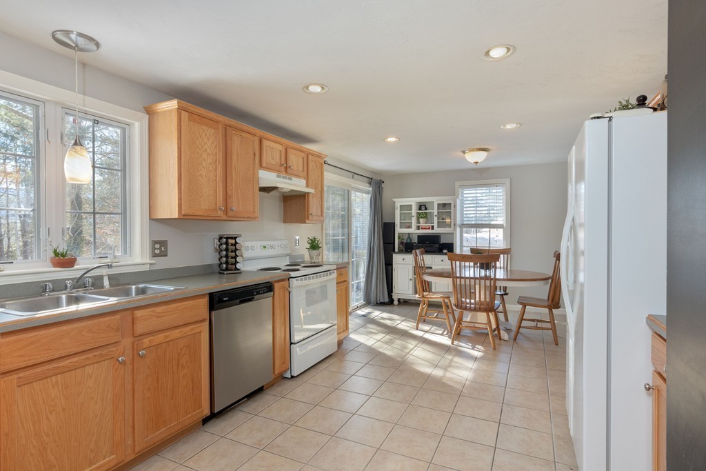 4 Pierceville Road, Unit B Wareham, MA 02576 - Photo 3 of 20