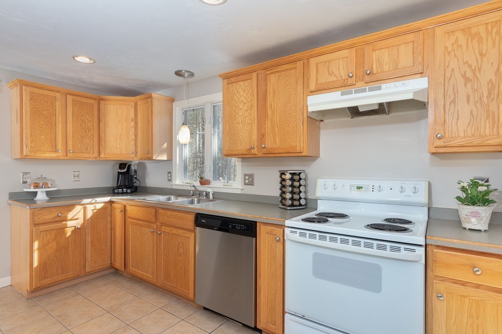 4 Pierceville Road, Unit B Wareham, MA 02576 - Photo 5 of 20