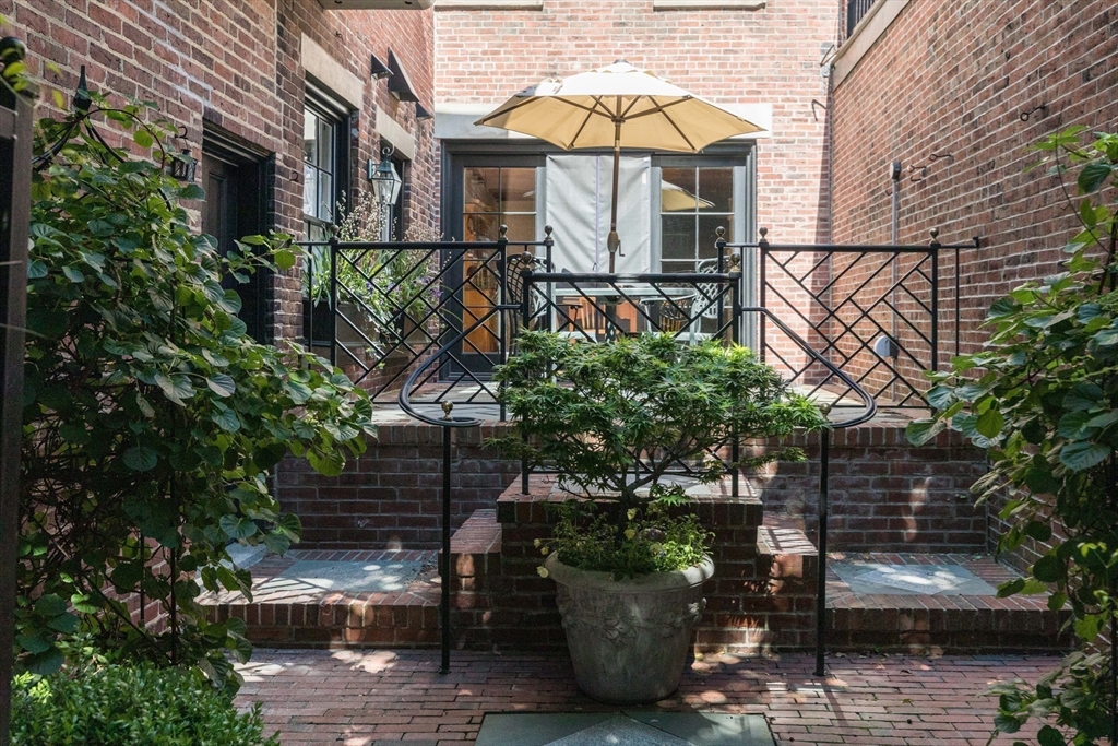 32 West Cedar Street Boston, MA 02108 - Photo 28 of 39 a view of a chair and table in the patio