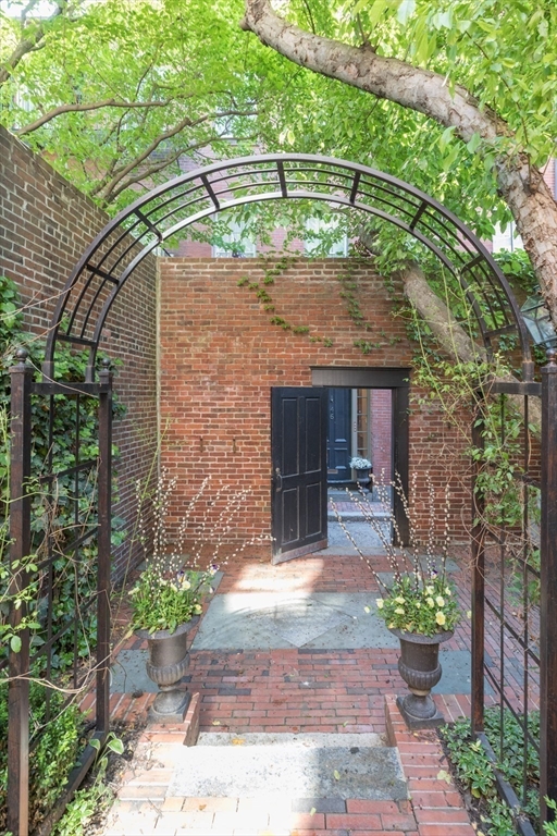 32 West Cedar Street Boston, MA 02108 - Photo 32 of 39 a view of a chair and table in the patio