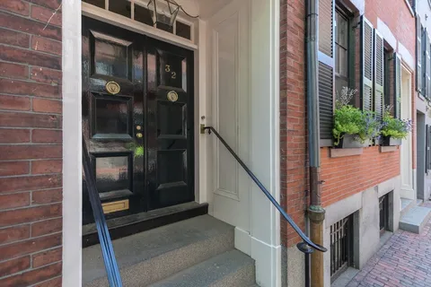 $4,850,000 | 32 West Cedar Street, Boston, MA 02108