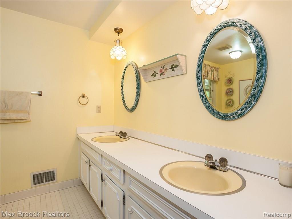33811 Hunters Pointe Road Farmington, MI 48331 - Photo 18 of 23 036-4155773-medium4x3.jpg