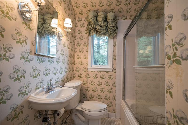 128 Marlboro Road Pittsburgh, PA 15238 - Photo 12 of 21 Full Bath on main floor. Kohler cast-iron tub and fixtures (Splash). Colefax and Fowler iconic Bowood Paper.