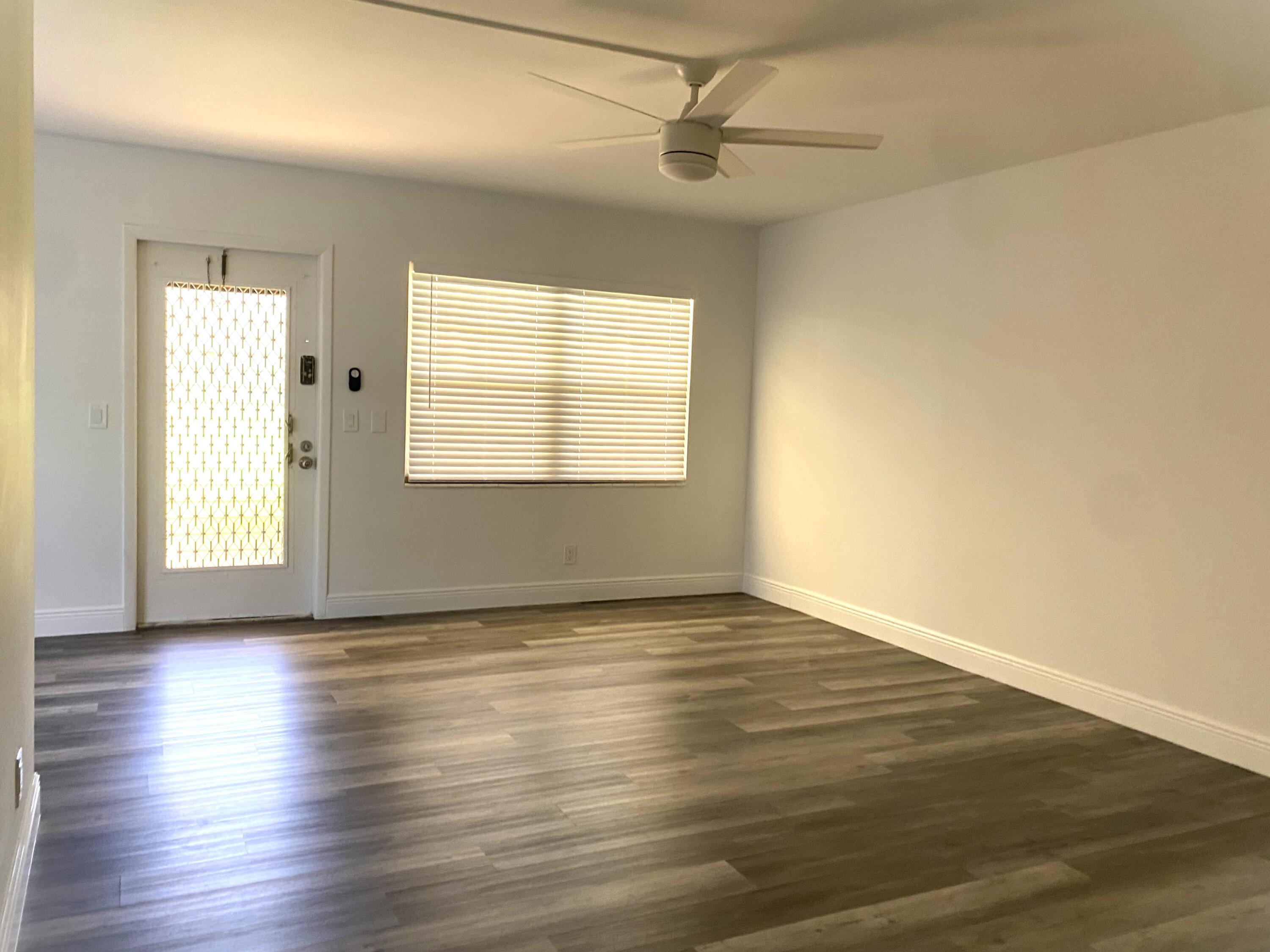 256 Mansfield F, Unit G Boca Raton, FL 33434 - Photo 4 of 40 AIRY & BRIGHT LIVING