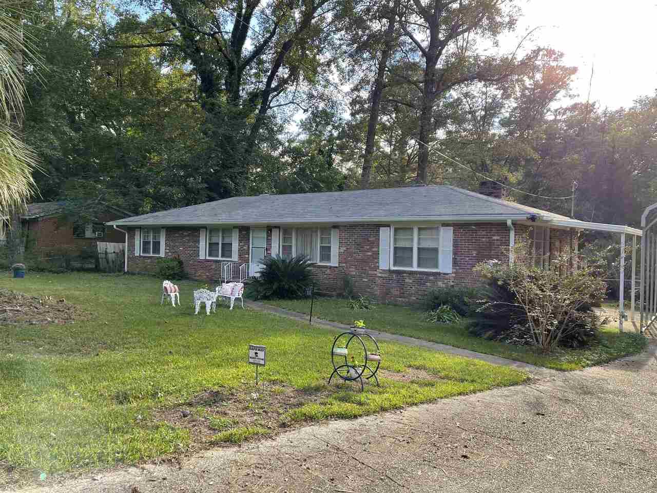 130 Neptune Way Macon, GA 31211 - Photo 1 of 1 a front view of a house with garden