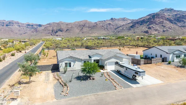 $975,000 | 10464 East Magnolia Road, Gold Canyon, AZ 85118