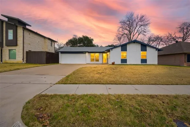 a view of a house with a yard