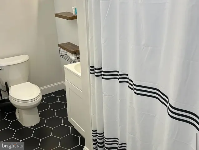 $2,200 | 306 North Carrollton Avenue, Baltimore, MD 21223