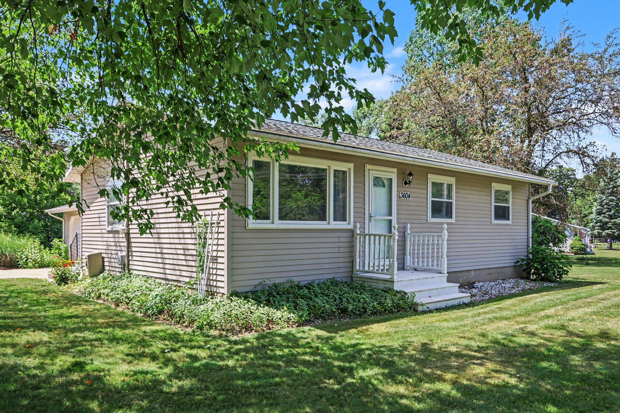 3604 Clinton Way Jackson, MI 49201 - Photo 3 of 30 020_file_2355