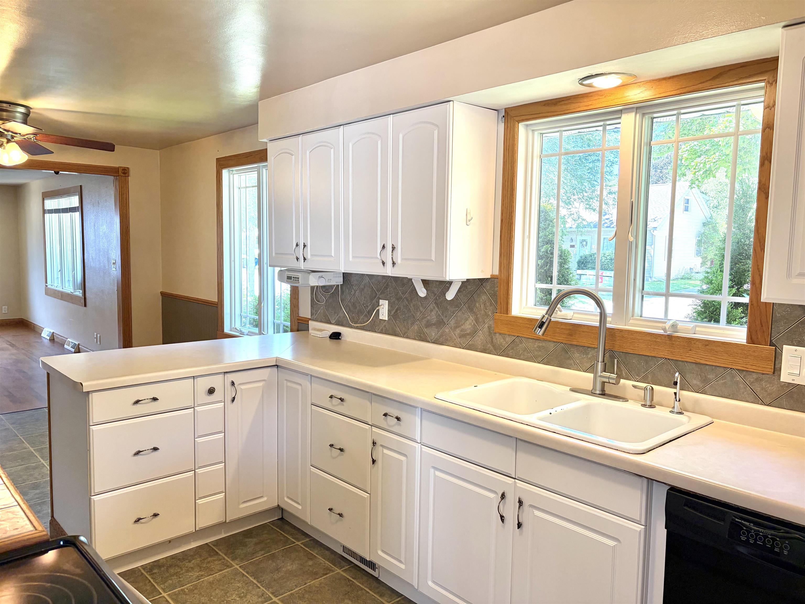 1137 West Roberts Avenue Appleton, WI 54914 - Photo 7 of 24
