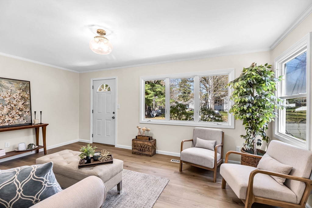15 Crestmont Street Springfield, MA 01108 - Photo 4 of 24
