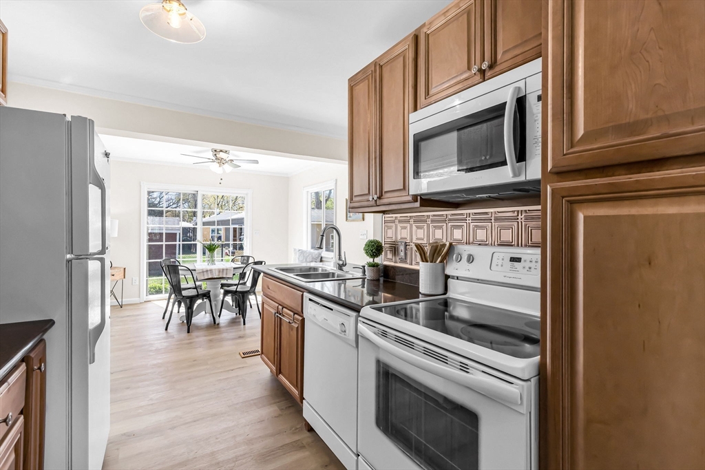 15 Crestmont Street Springfield, MA 01108 - Photo 5 of 24