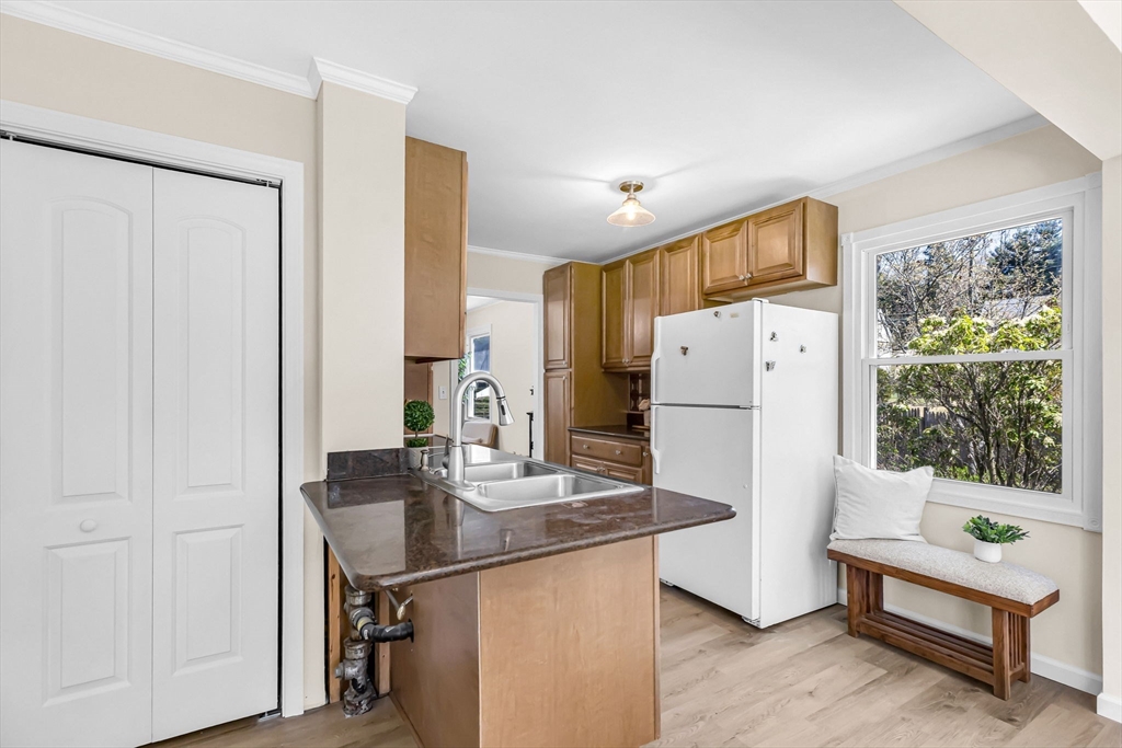 15 Crestmont Street Springfield, MA 01108 - Photo 7 of 24