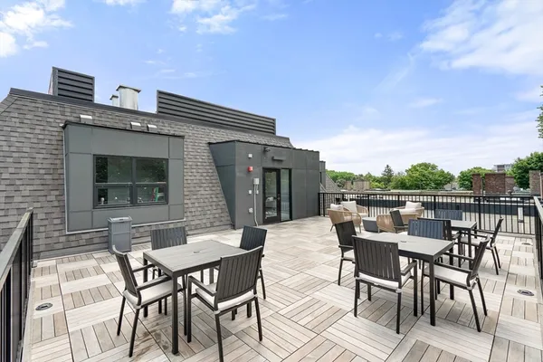 $2,995 | 136 Babcock Street, Unit 402, Brookline, MA 02446