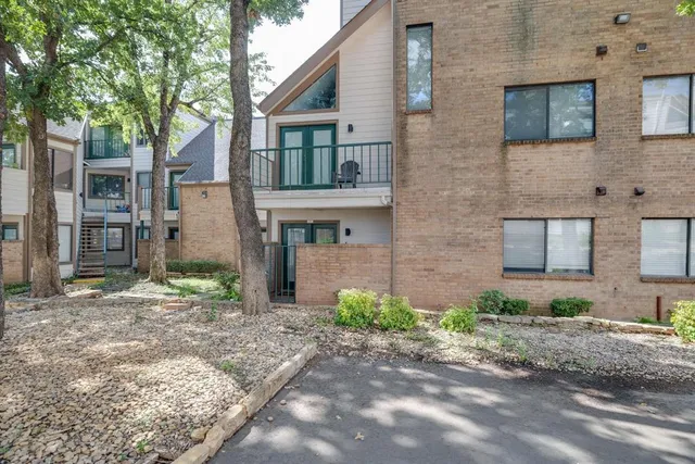 $1,200 | 2304 Balsam Drive, Unit E107, Arlington, TX 76006