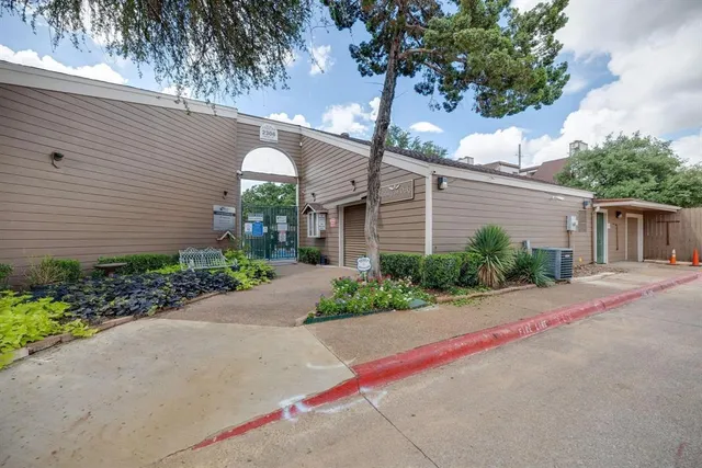 $1,200 | 2304 Balsam Drive, Unit E107, Arlington, TX 76006