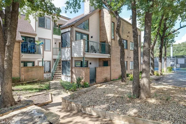 $1,200 | 2304 Balsam Drive, Unit E107, Arlington, TX 76006