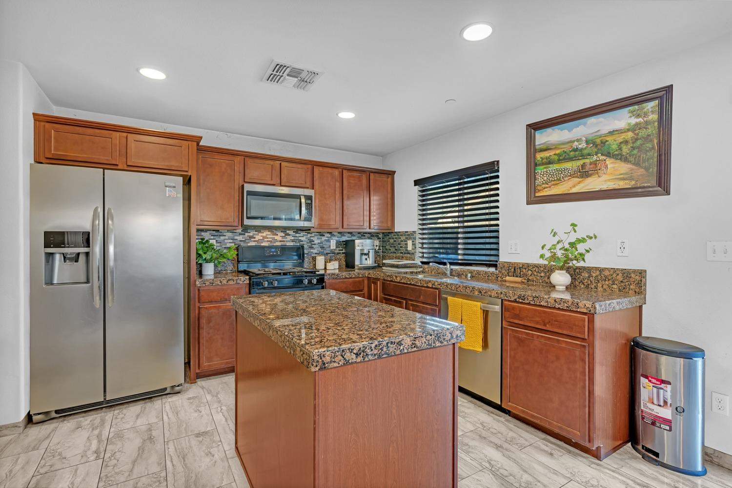 1438 Mandarin Street Madera, CA 93638 - Photo 12 of 39