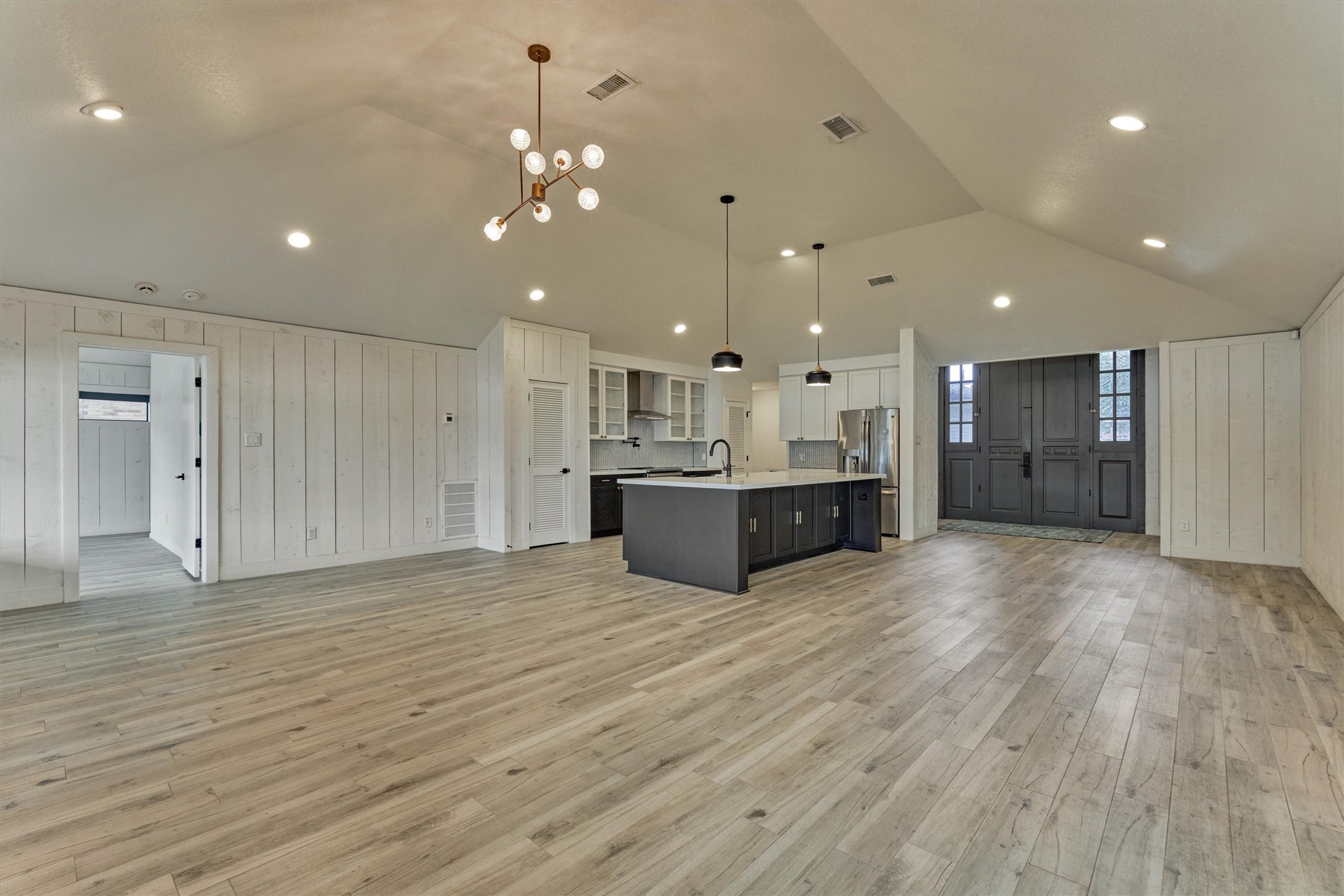 14696 South Diamondhead Conroe, TX 77356 - Photo 18 of 50 Primary bedroom is located directly off living area.