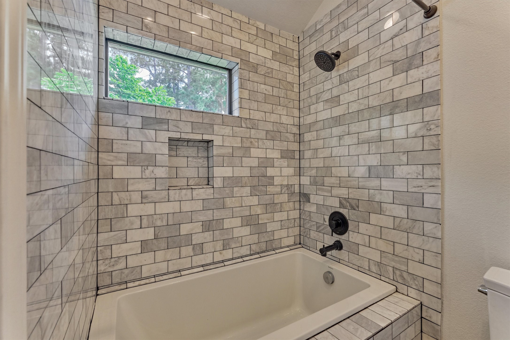 14696 South Diamondhead Conroe, TX 77356 - Photo 28 of 50 Tub and shower combo.