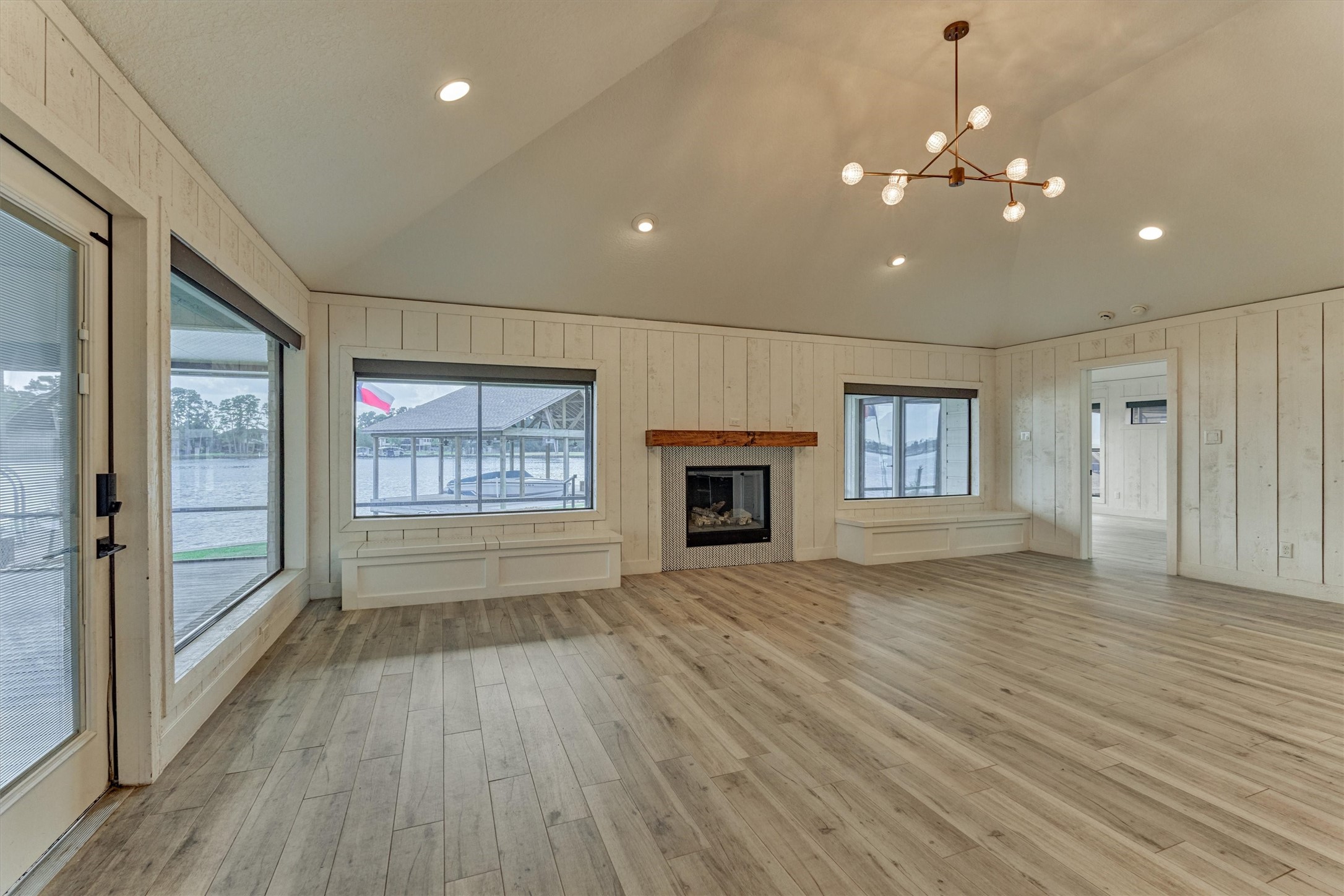 14696 South Diamondhead Conroe, TX 77356 - Photo 6 of 50 Light and bright living area.