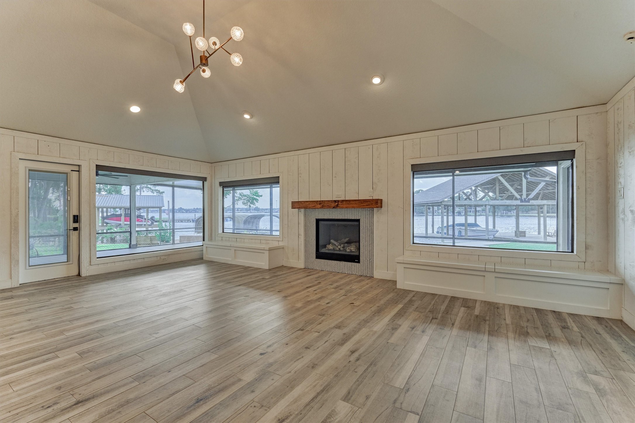 14696 South Diamondhead Conroe, TX 77356 - Photo 8 of 50 Notice the built in seating/storage areas.