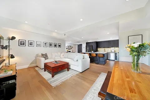 $779,000 | 2939 Leeward Avenue, Unit 516, Los Angeles, CA 90005