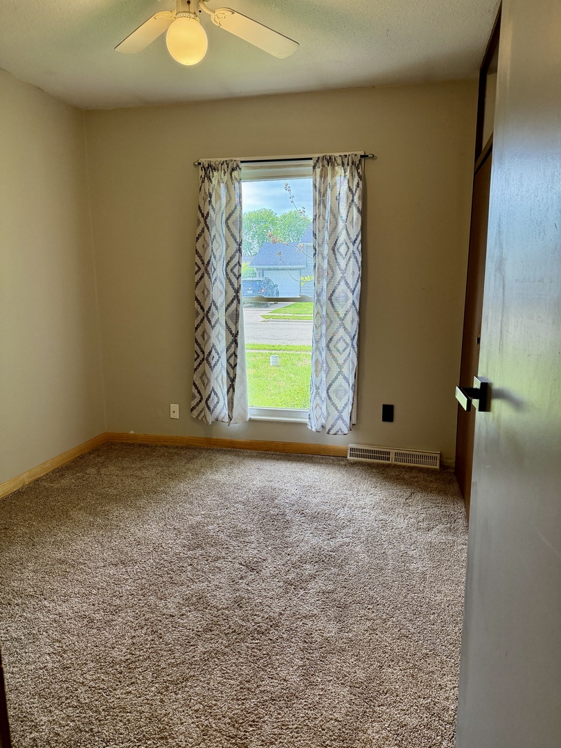 1612 Middle Road Camanche, IA 52730 - Photo 10 of 20