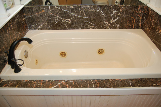 3817 Cutty Sark Road Cherry Valley, IL 61016 - Photo 9 of 15 a bathroom with a tub