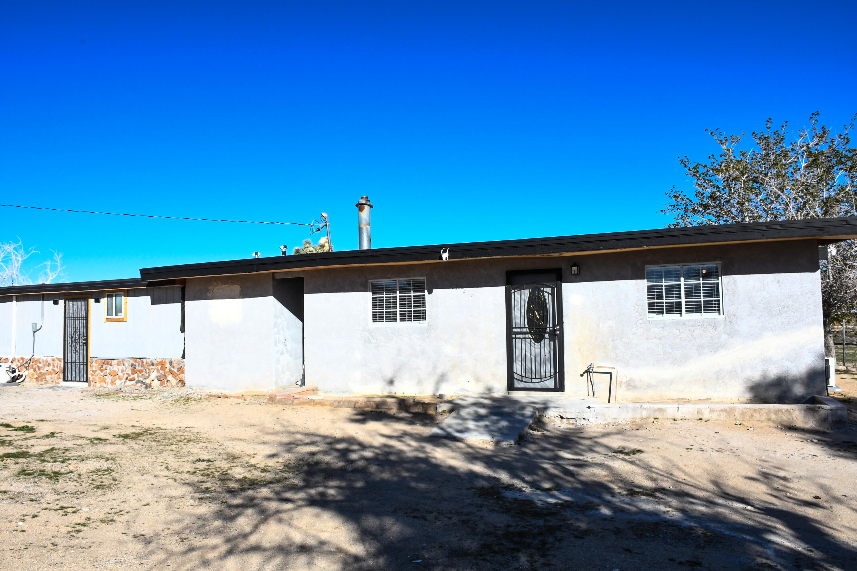 61576 Aberdeen Drive Joshua Tree, CA 92252 - Photo 29 of 31 a view of a house with a snow
