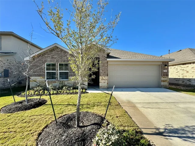 a view of a house with backyard