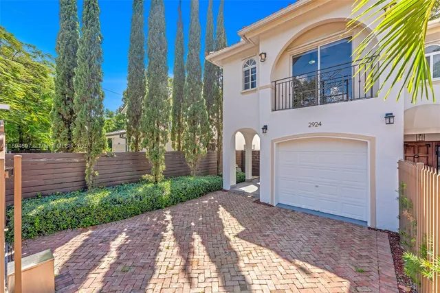 a view of a house with a backyard