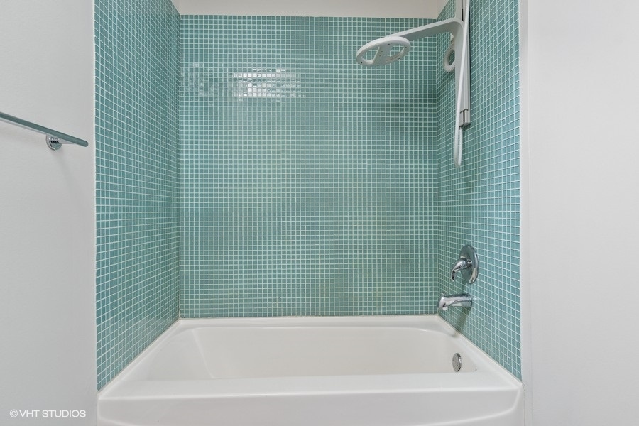 660 West Wayman Street, Unit 701 Chicago, IL 60661 - Photo 11 of 23 a bathroom with a bathtub