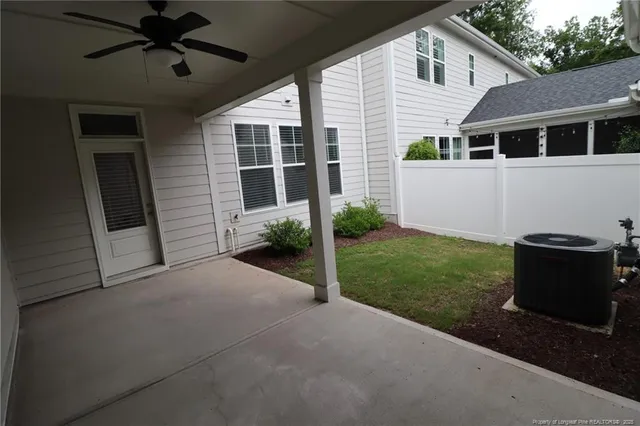 a view of a house with backyard