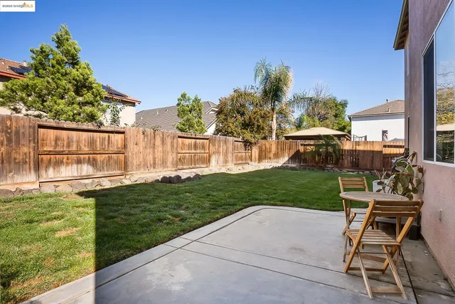 a view of a back yard