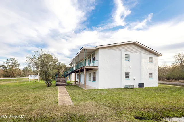$950 | 8429 Highway 613, Unit 4, Moss Point, MS 39562