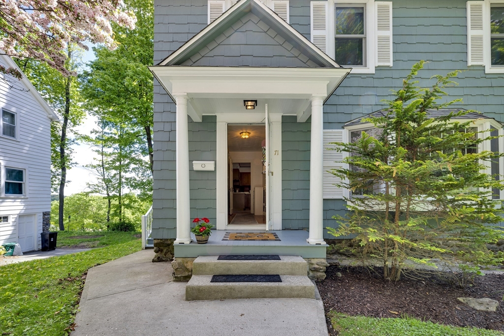 71 Morningside Road Worcester, MA 01602 - Photo 3 of 42 a front view of a house with a garden