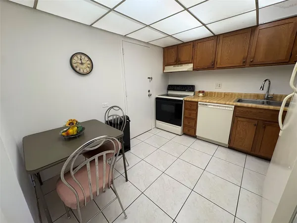 $2,100 | 3750 Inverrary Drive, Unit 1W, Lauderhill, FL 33319