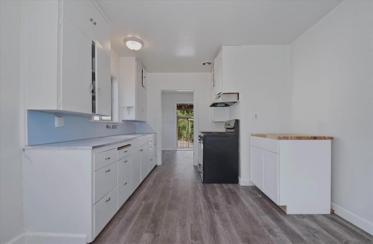 90 Gopher Flat Road Sutter Creek, CA 95685 - Photo 21 of 43 a kitchen with granite countertop a refrigerator and a stove top oven