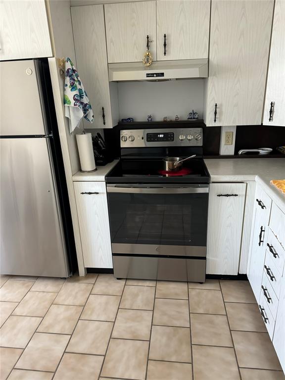 4054 Exeter, Unit C Boca Raton, FL 33434 - Photo 1 of 13 a kitchen with a stove and a refrigerator