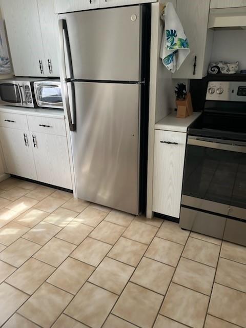 4054 Exeter, Unit C Boca Raton, FL 33434 - Photo 4 of 13 a kitchen with cabinets a sink and a stove with a refrigerator