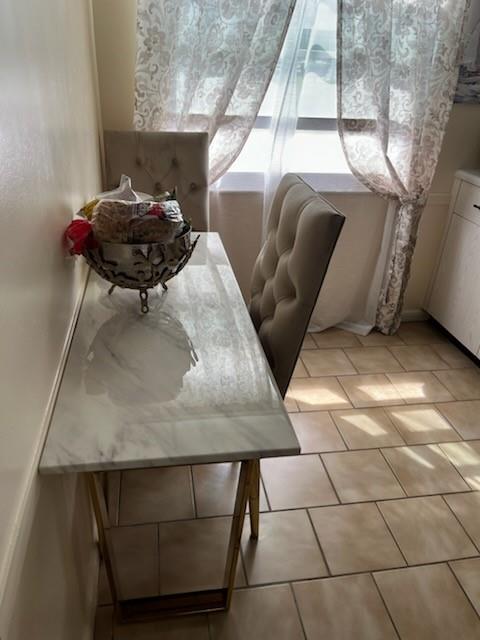 4054 Exeter, Unit C Boca Raton, FL 33434 - Photo 6 of 13 a view of entryway and kitchen