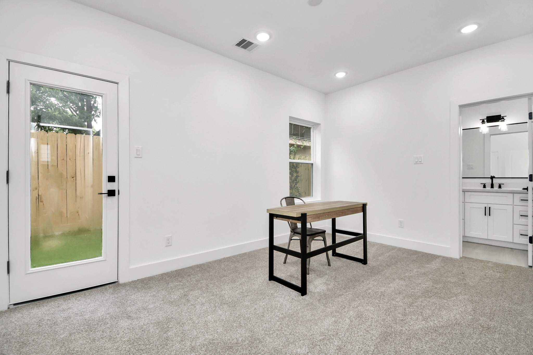 4804 Elysian Street, Unit D Houston, TX 77009 - Photo 3 of 44 First Bedroom can be used as a Home Office/Study