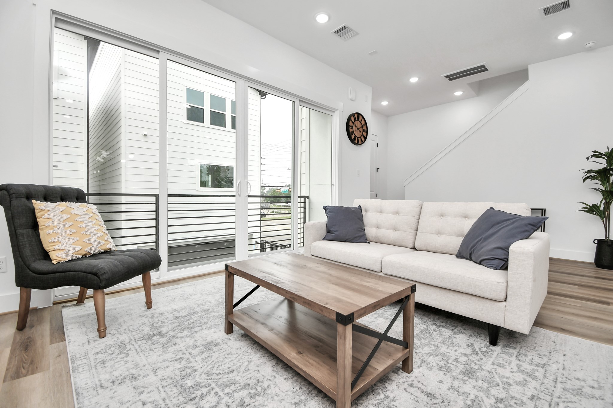 4804 Elysian Street, Unit D Houston, TX 77009 - Photo 10 of 44 a living room with furniture and a large window