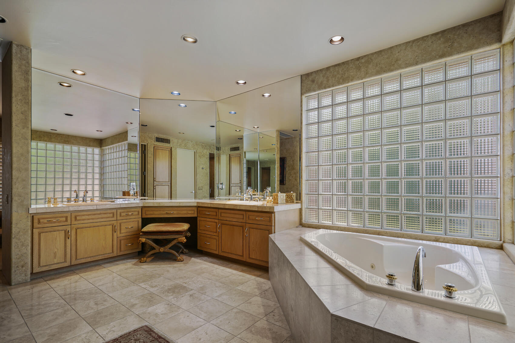 79140 Jack Rabbit Trail La Quinta, CA 92253 - Photo 44 of 61 a bathroom with a bathtub and a sink